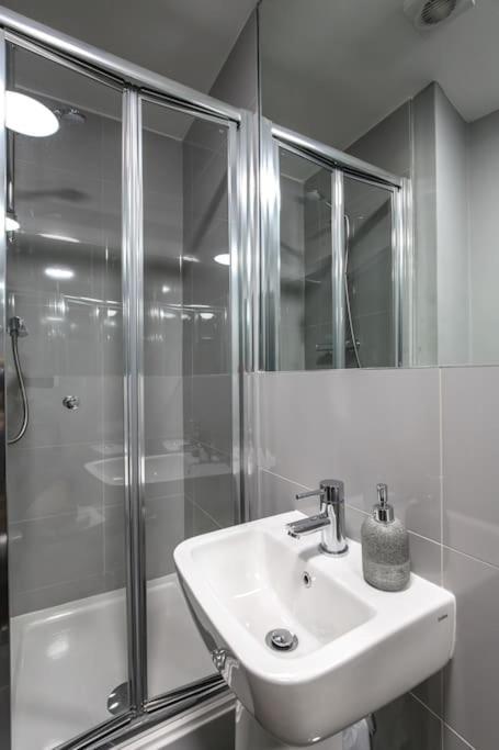The V.I.P Suite - Sleeps 24! Best For Large Groups Liverpool Luaran gambar